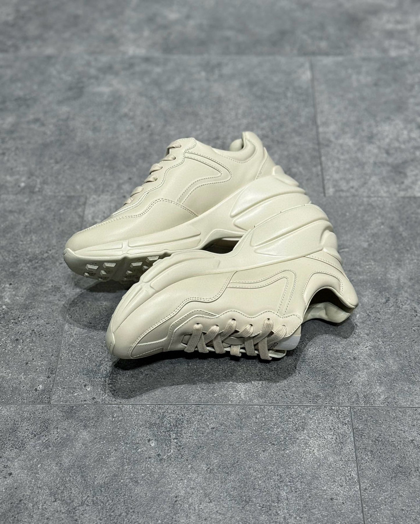 GUC Sneakers