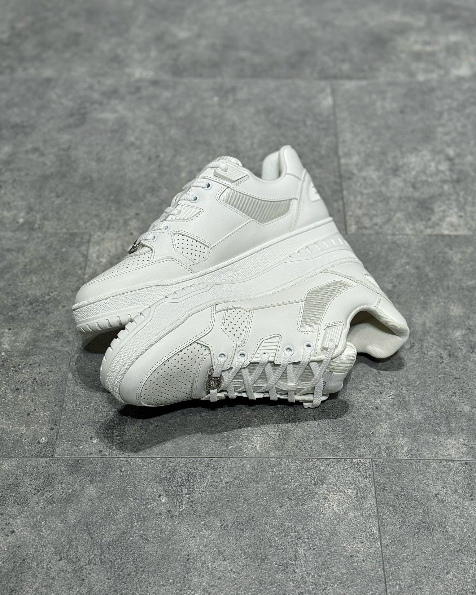 GUC Sneakers