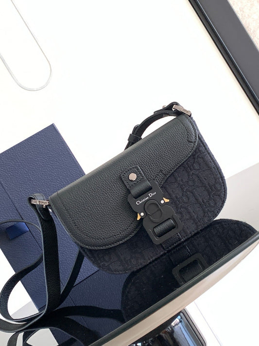 DIO Oblique Messenger Bag