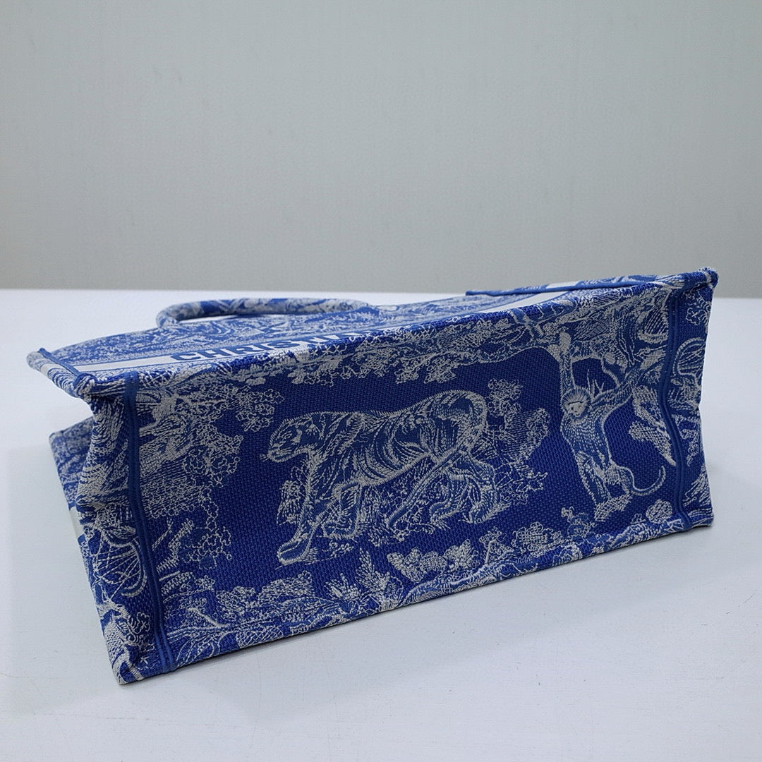 BOOK TOTE 42 BLUE MACROCANNAGE EMBROIDERY