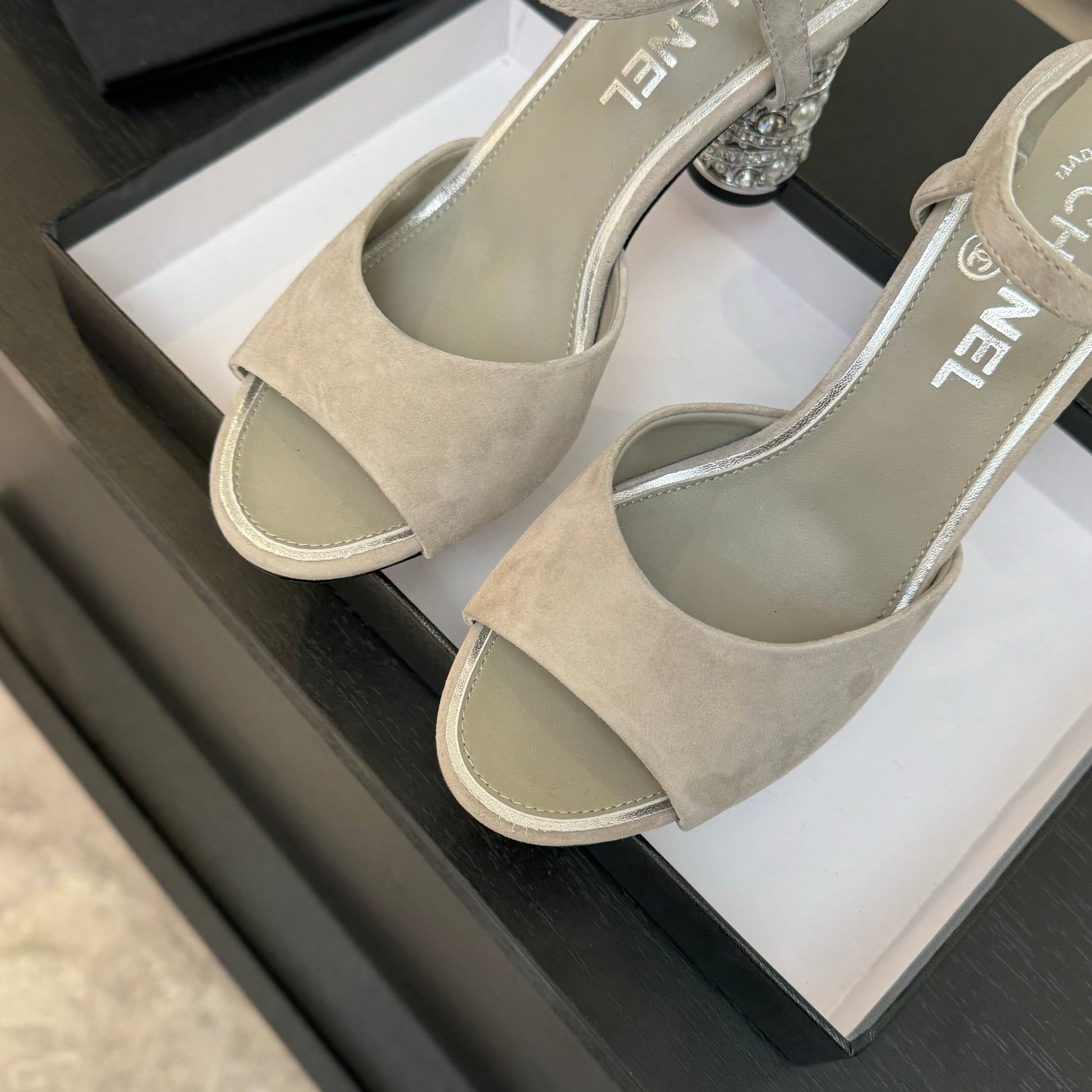 CC SUEDE KIDSKIN SANDAL IMITATION PEARLS GREY