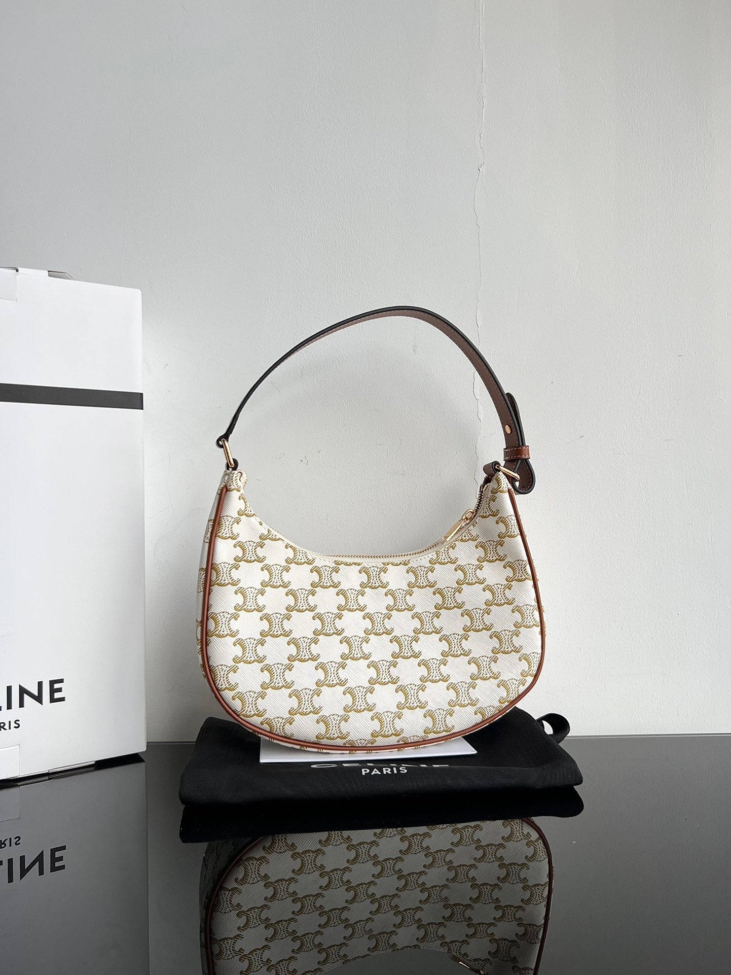 CEL Triomphe Hobo