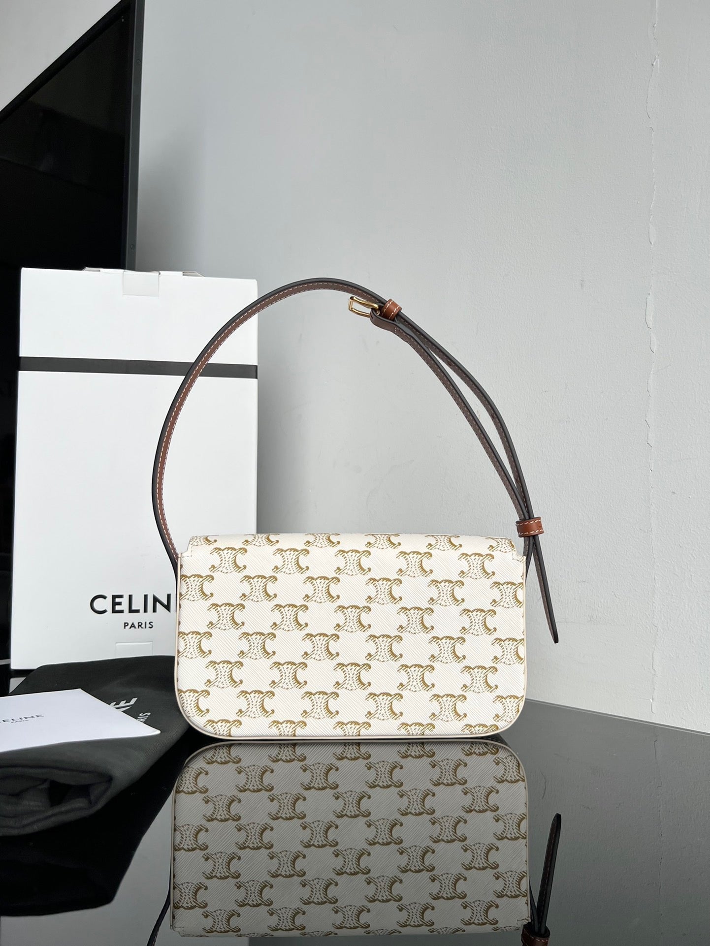 CEL Triomphe Hobo