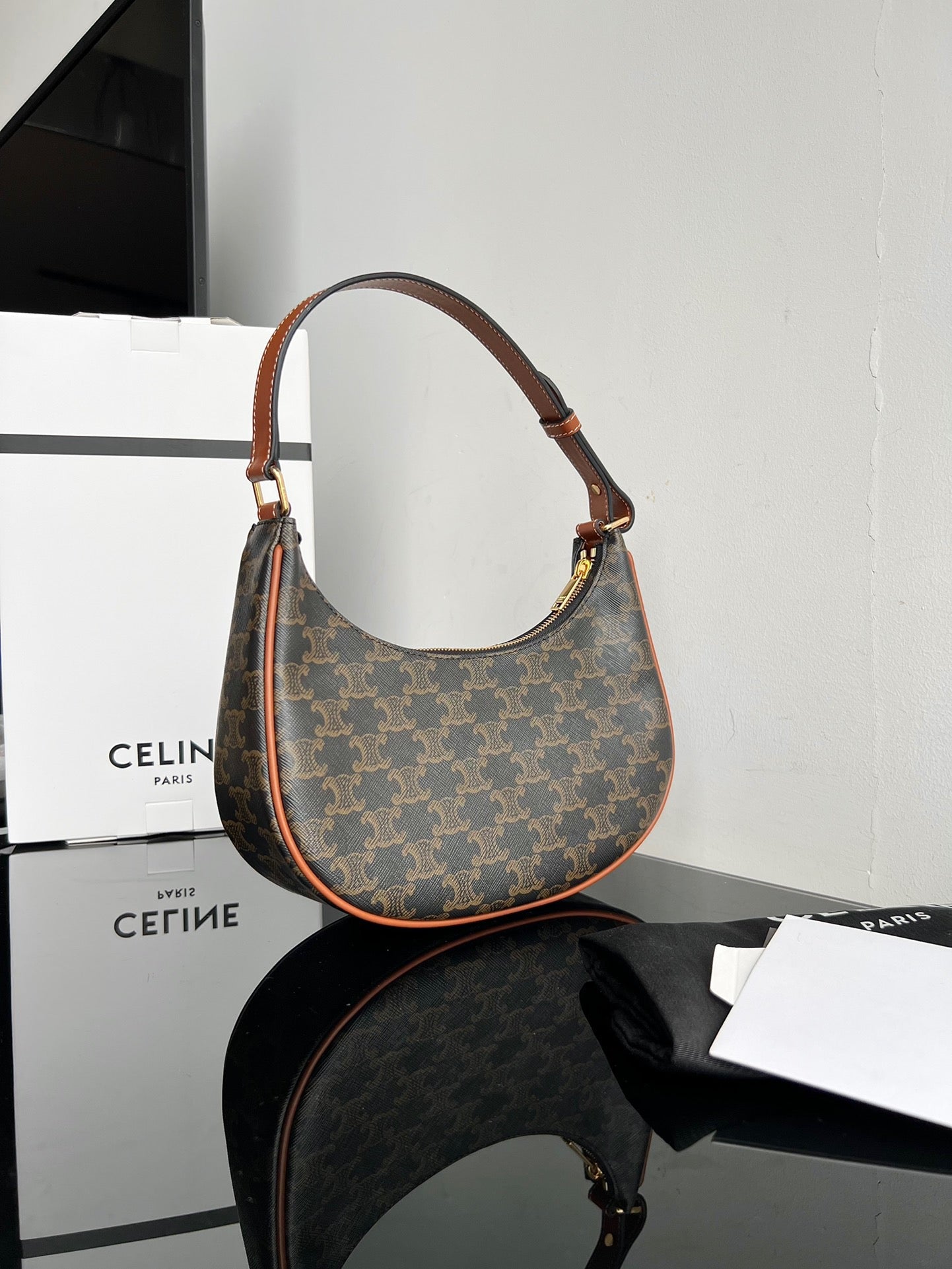 CEL Triomphe Hobo