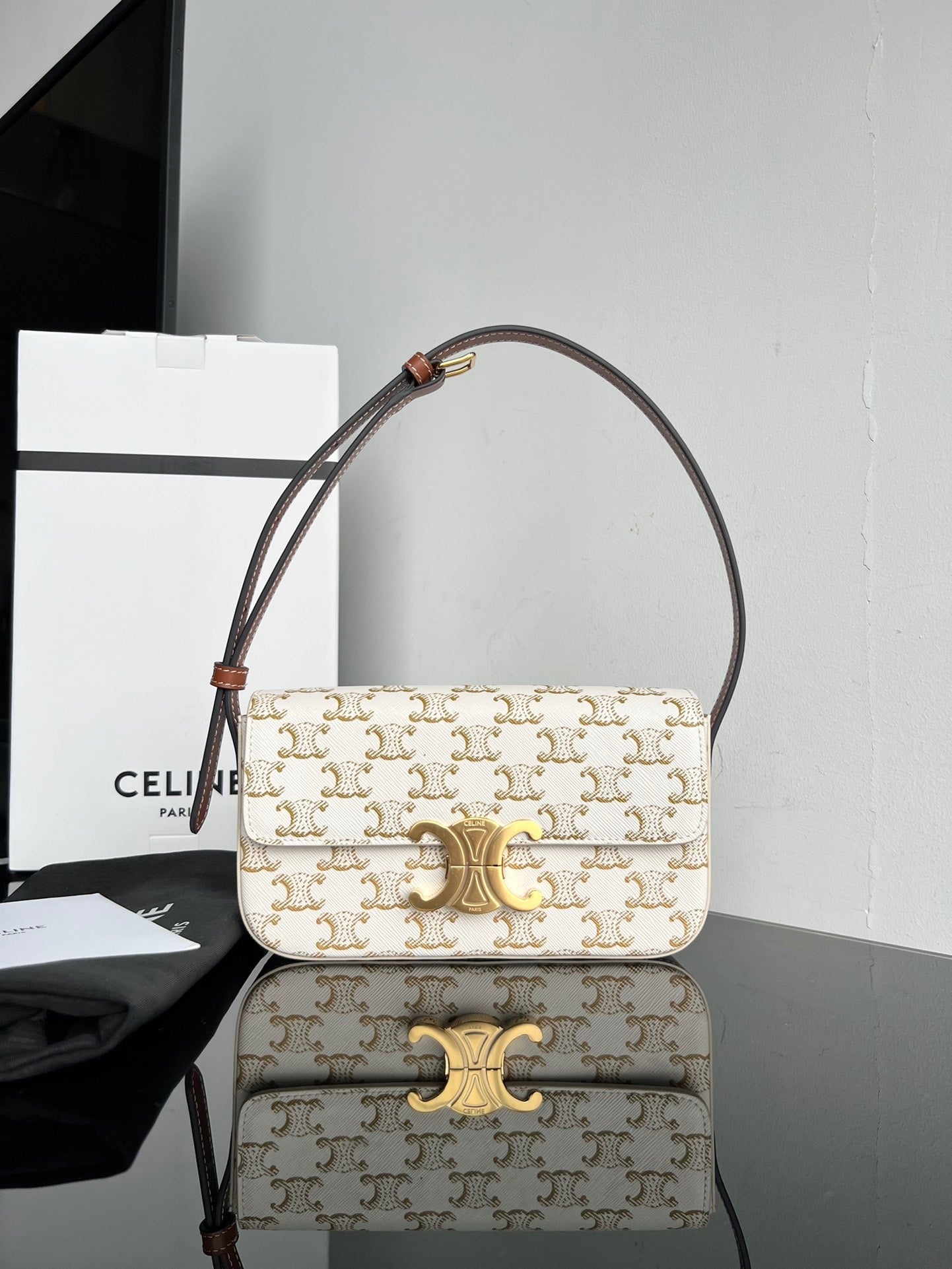 CEL Triomphe Hobo