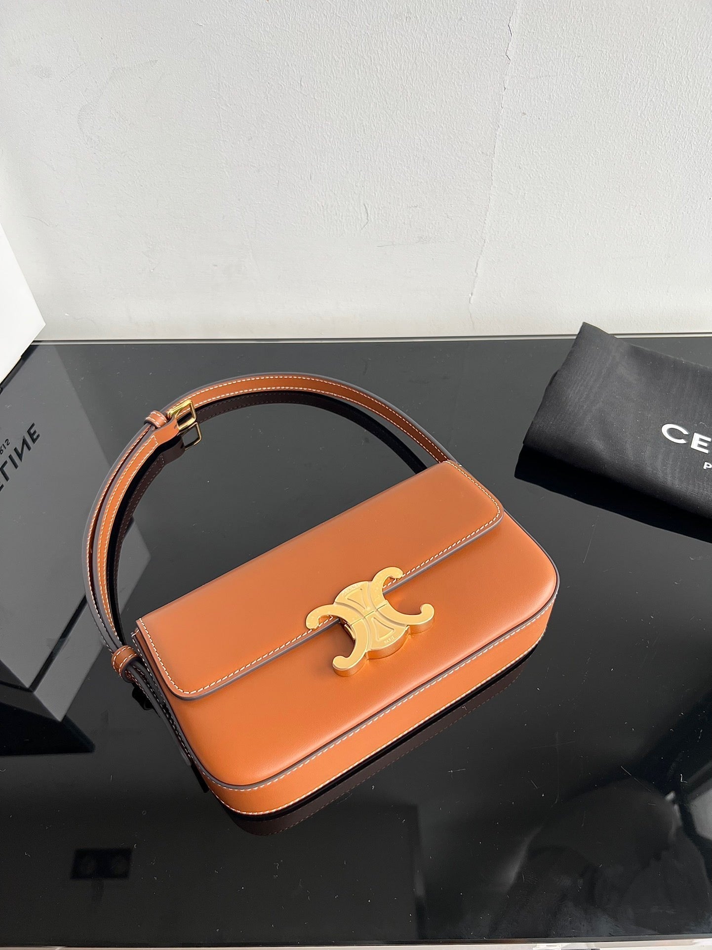 CEL Triomphe Hobo