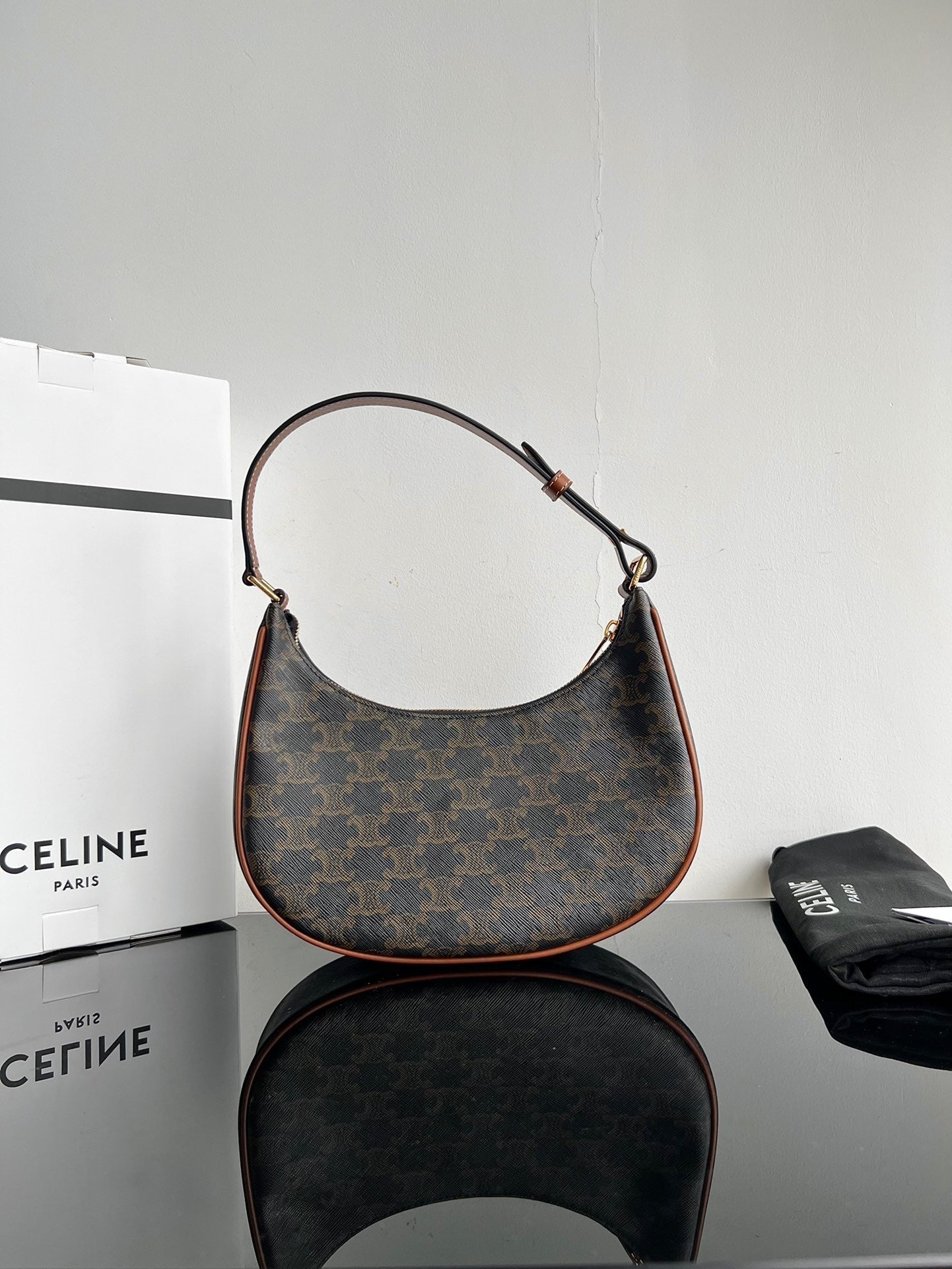 CEL Triomphe Hobo