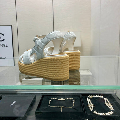 PEEP-TOE THICK SOLE SANDALS IN WHITE PATENT LAMBSKIN