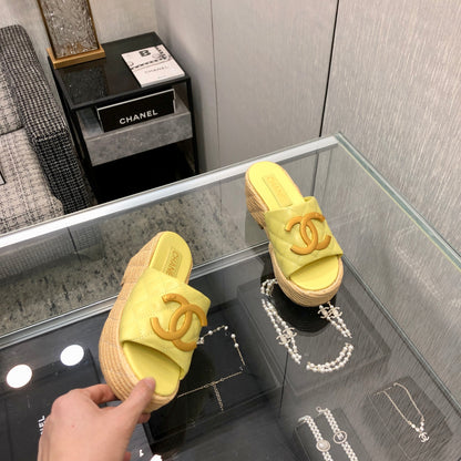 THICK SOLE WEDGE SLIPPERS IN SAND YELLOW LAMBSKIN AND BEIGE RUBBER