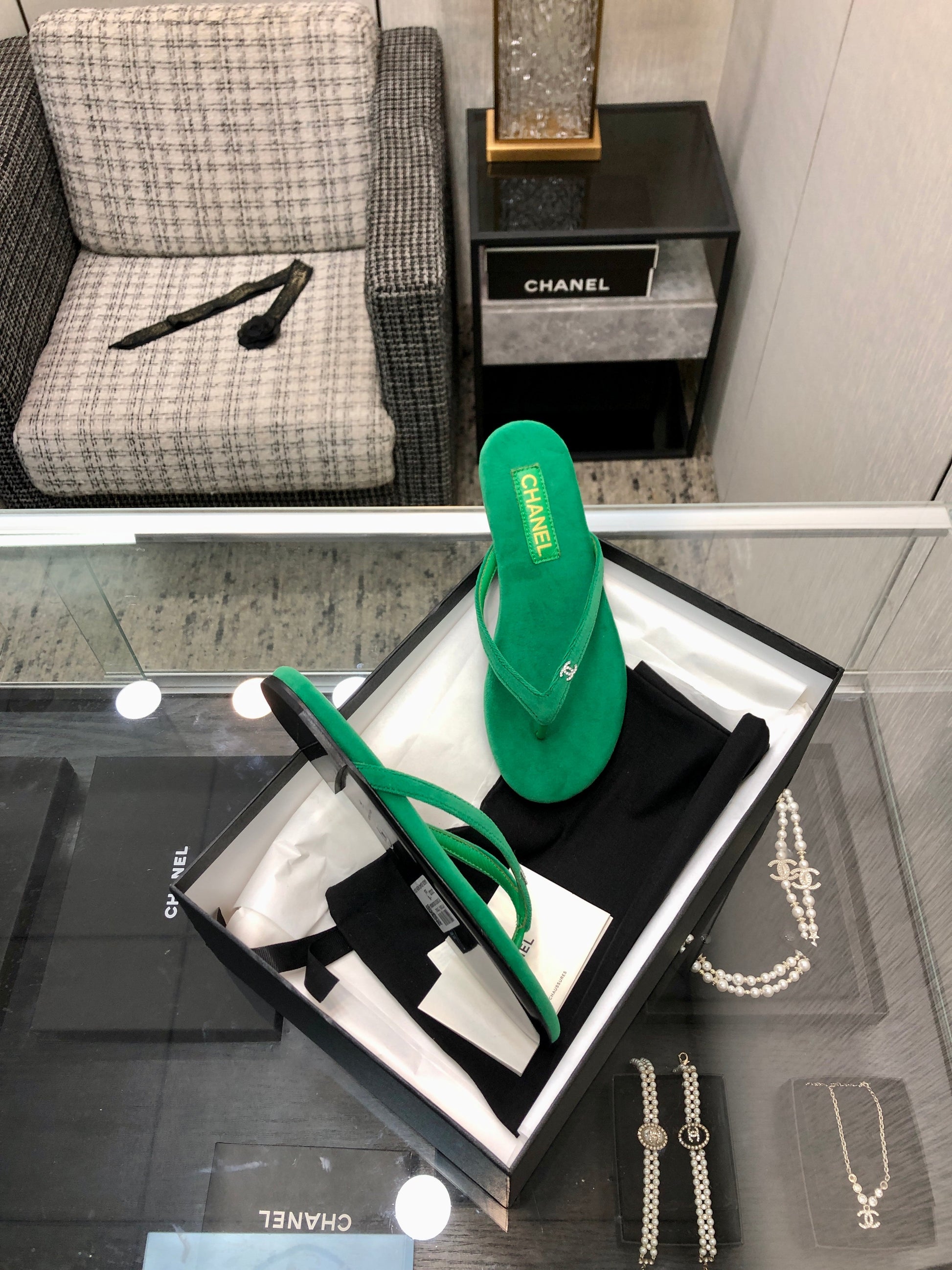 THONG SLIDE IN EMERALD GREEN SUEDE