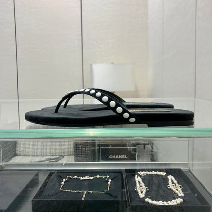 THONG SLIDE IN BLACK SUEDE WITH WHITE DOT