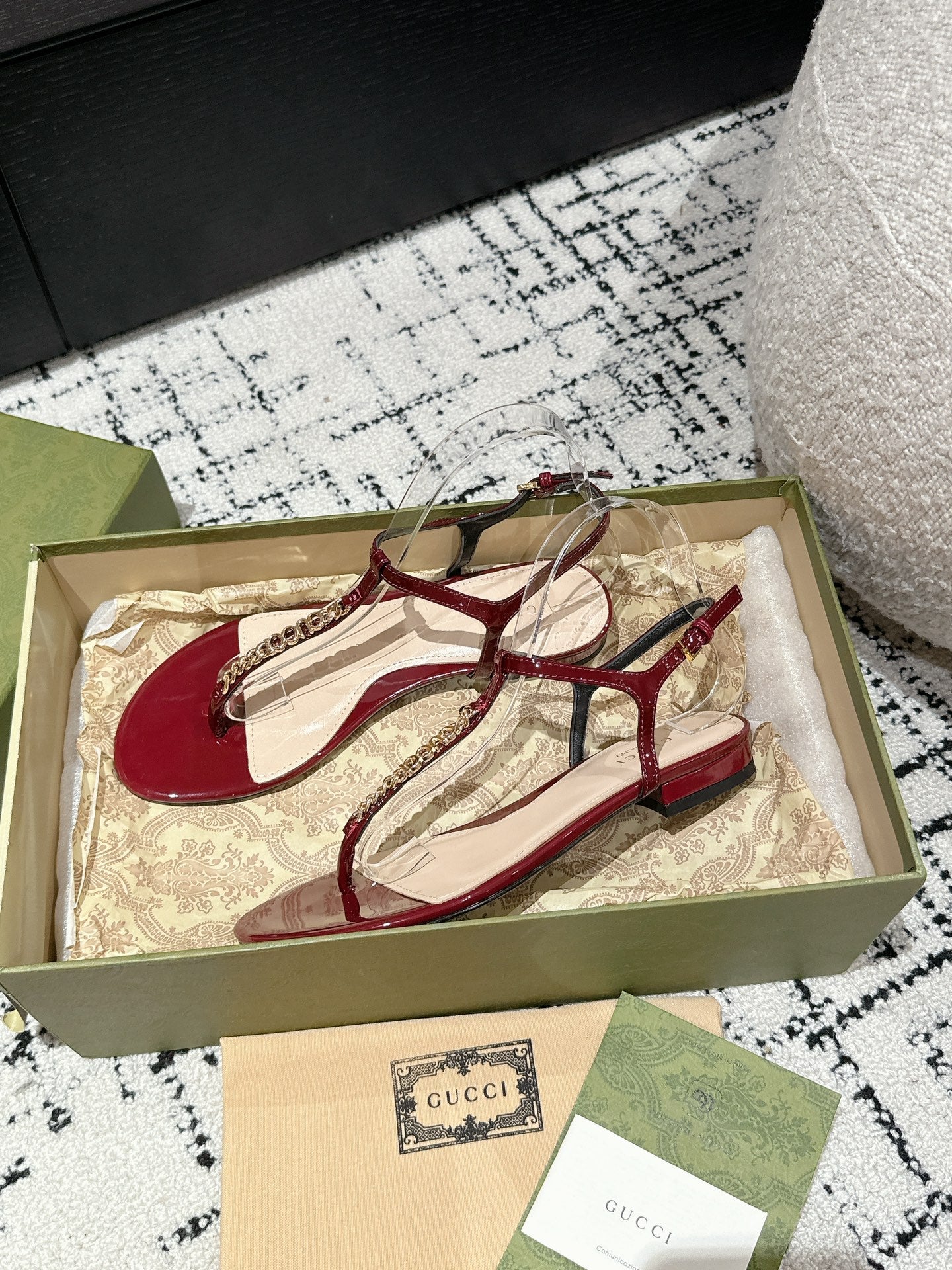 THONG SANDAL IN CRIMSON RED CALFSKIN WITH GOLD HARDWARE