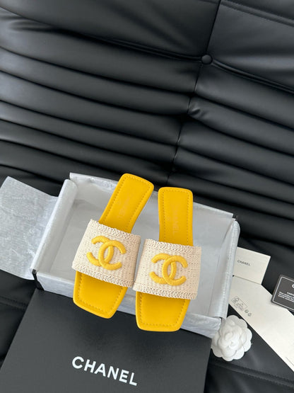 WOVEN SLIDE IN RAFFIA AND LIGHT YELLOW LAMBSKIN