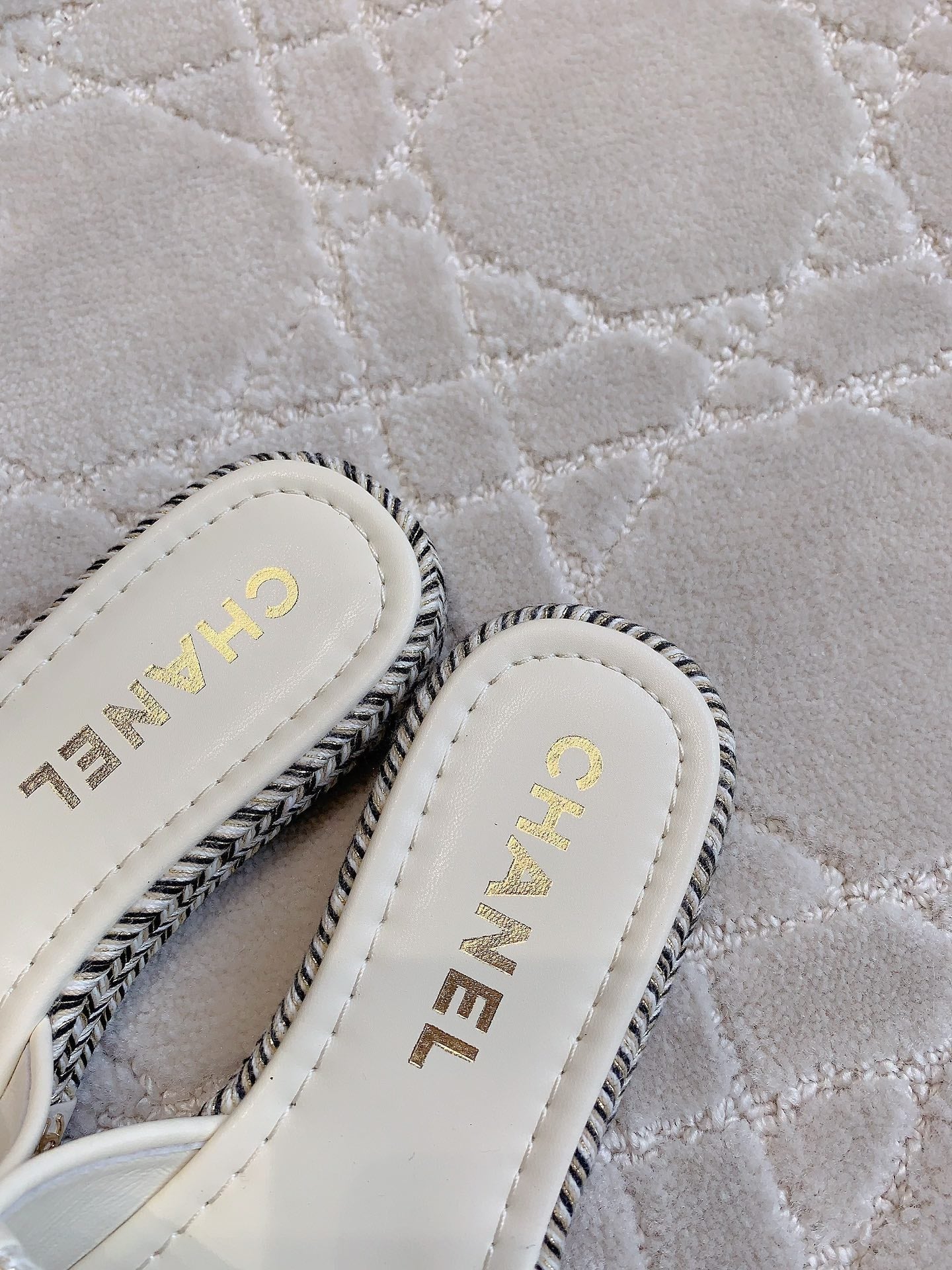 PLATFORM SLIPPERS IN WHITE WOOL AND LAMBSKIN