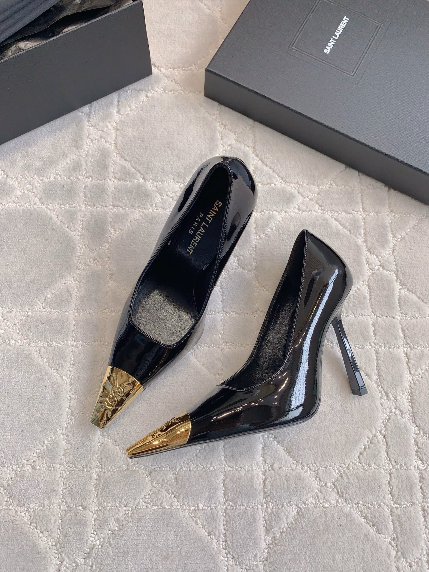 HIGH HEEL 10 CM PUMP IN BLACK PATENT CALFSKIN WITH GOLD HARDWARE