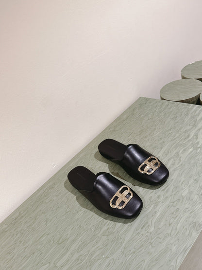 FLAT MULES IN BLACK SMOOTH CALFSKIN GOLD BUCKLE