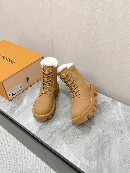 MARTIN ANKLE BOOTS IN PEANUT BROWN SUEDE AND WHITE SHEARLING LINING
