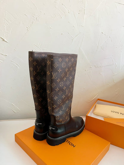 TERRITORY FLAT HIGH BOOT IN BLACK MIX CHOCOLATE BROWN MONOGRAM CALFSKIN