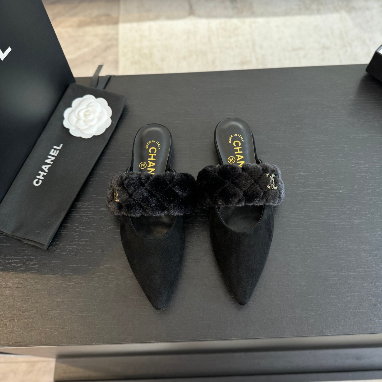 CC MULE IN BLACK SMOOTH FLEECE WITH GOLD HARDWARE