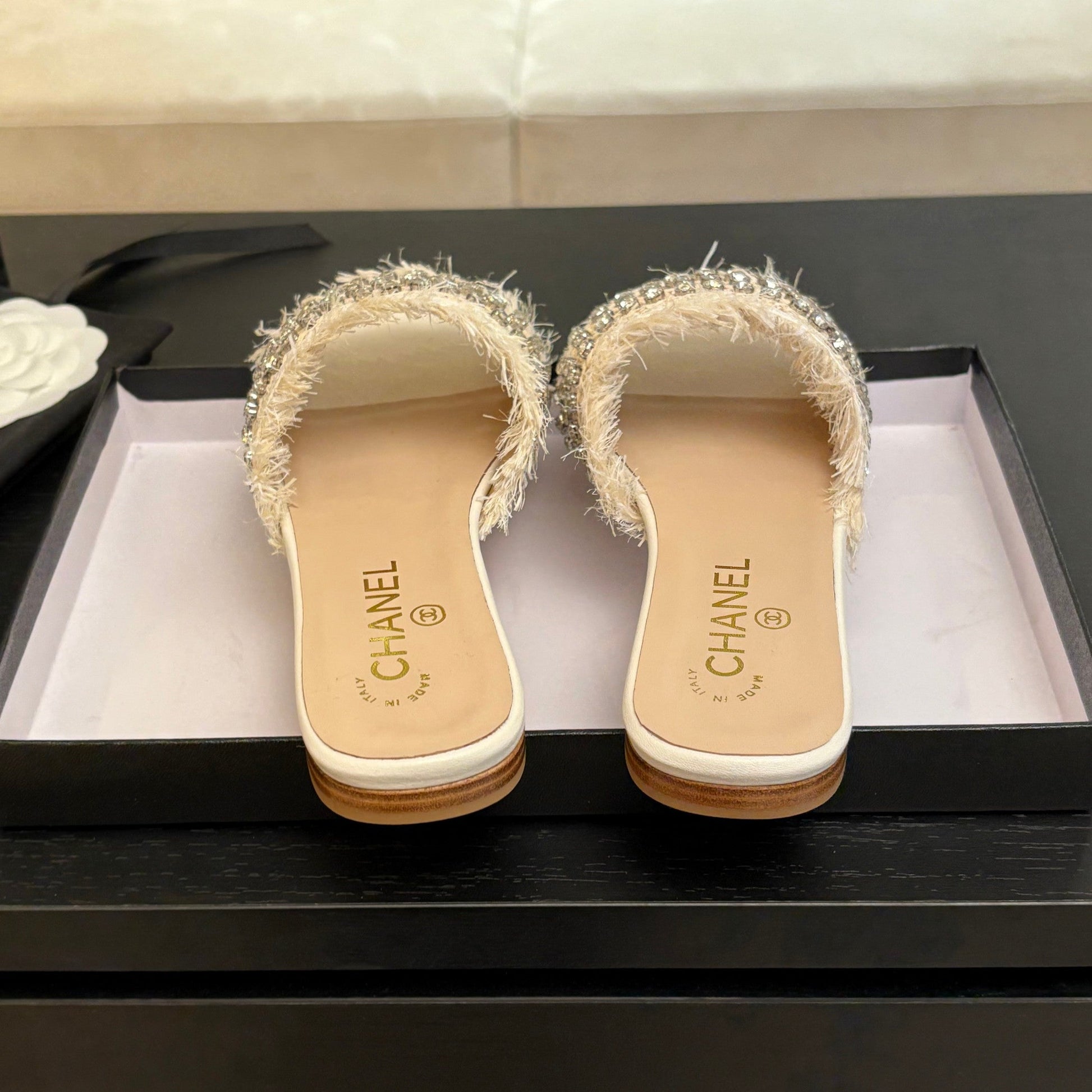 FLAT SANDALS BEIGE AND WHITE WITH CRYSTALS