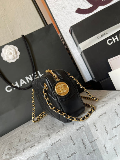 CAMERA BAG 18 IN BLACK QUILTED LAMBSKIN DOUBLE C GOLD COIN