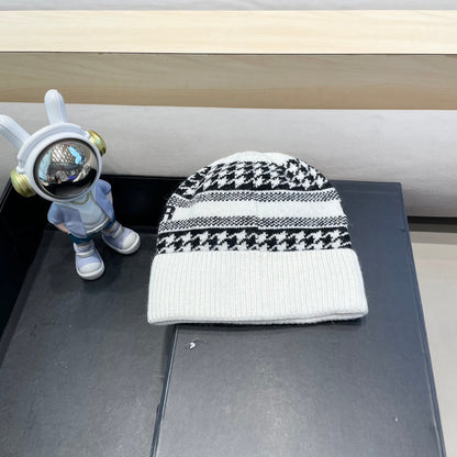 KNITTED BEANIE HAT IN WHITE MIX BLACK CASHMERE WOOL 422479