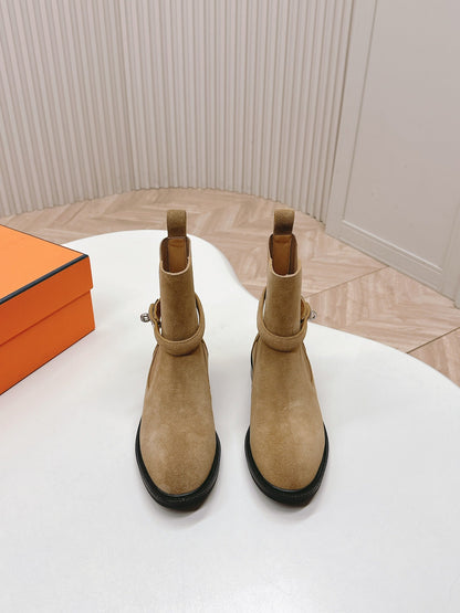 KELLY BUCKLE SHORT BOOTS IN PEANUT BROWN SUEDE