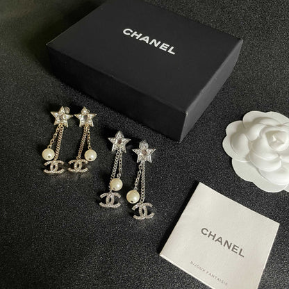 DOUBLE C STUD EARRINGS IN GOLD METAL STAR STONE DOUBLE CHAINS ONE WITH LOGO AND ONE WITH PEARL
