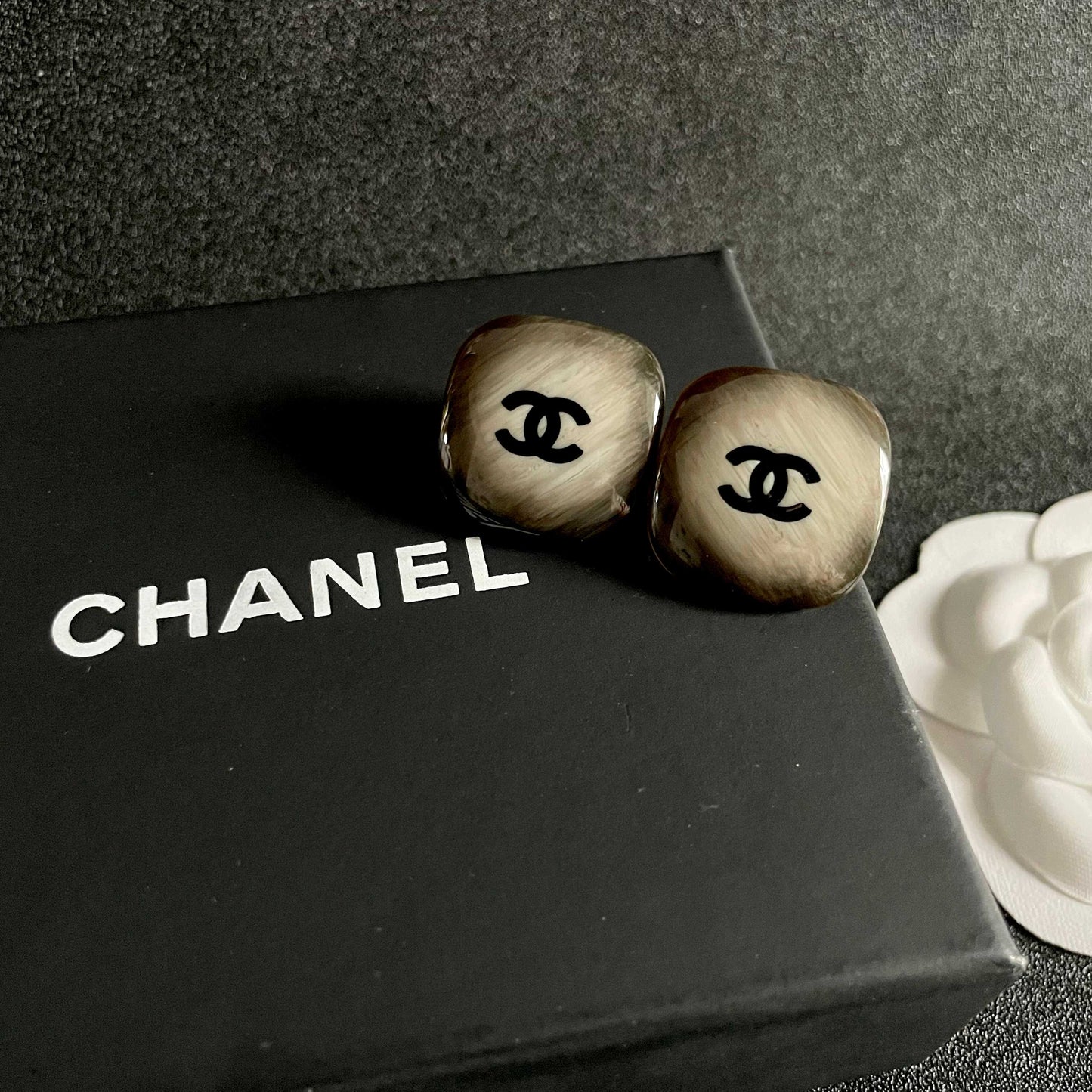 DOUBLE C STUD EARRINGS IN IVORY-TO-BROWN RESIN PATTERN