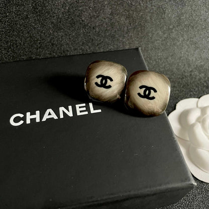 DOUBLE C STUD EARRINGS IN IVORY-TO-BROWN RESIN PATTERN