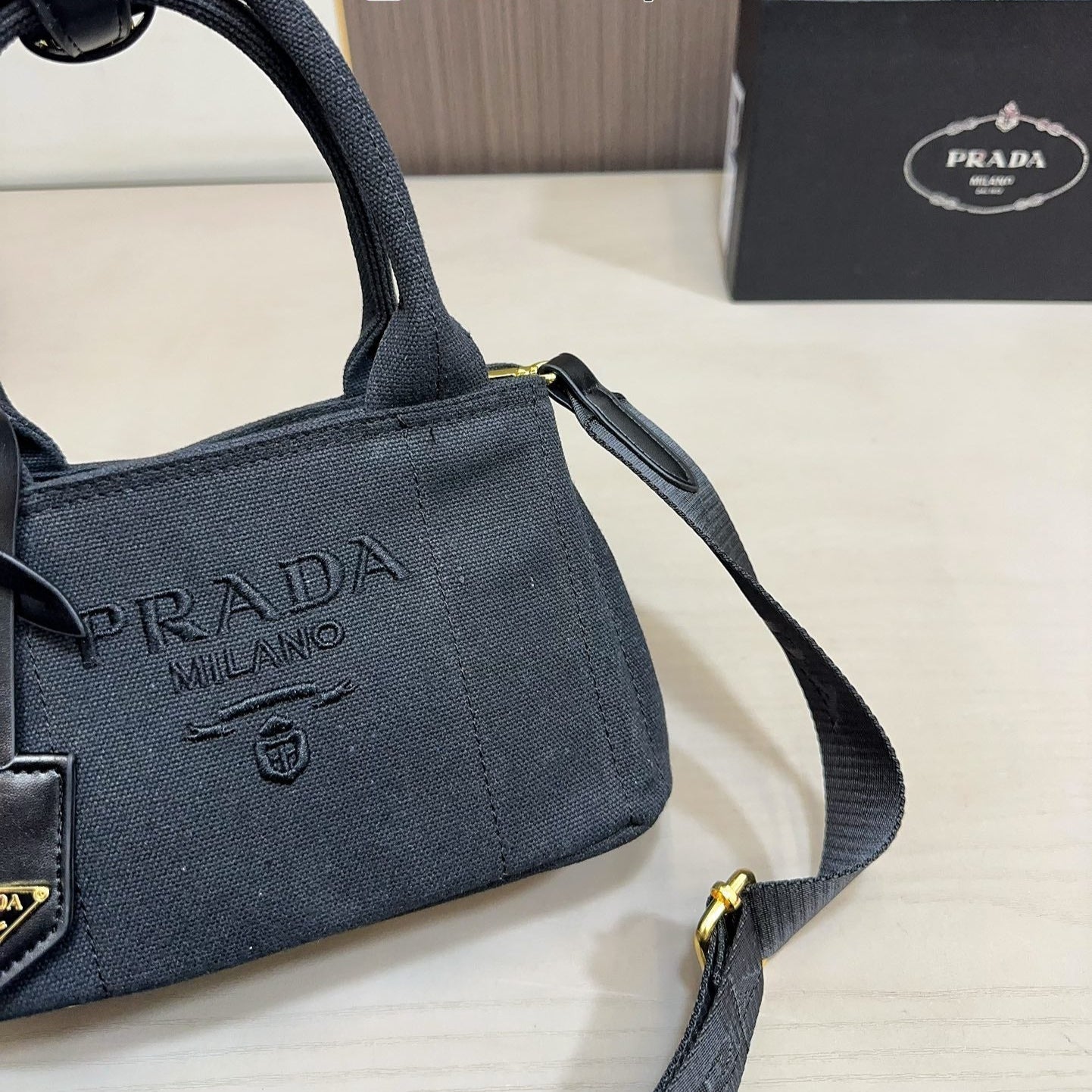 EMBOSSED LOGO TOTE BAG 30 IN BLACK FABIC