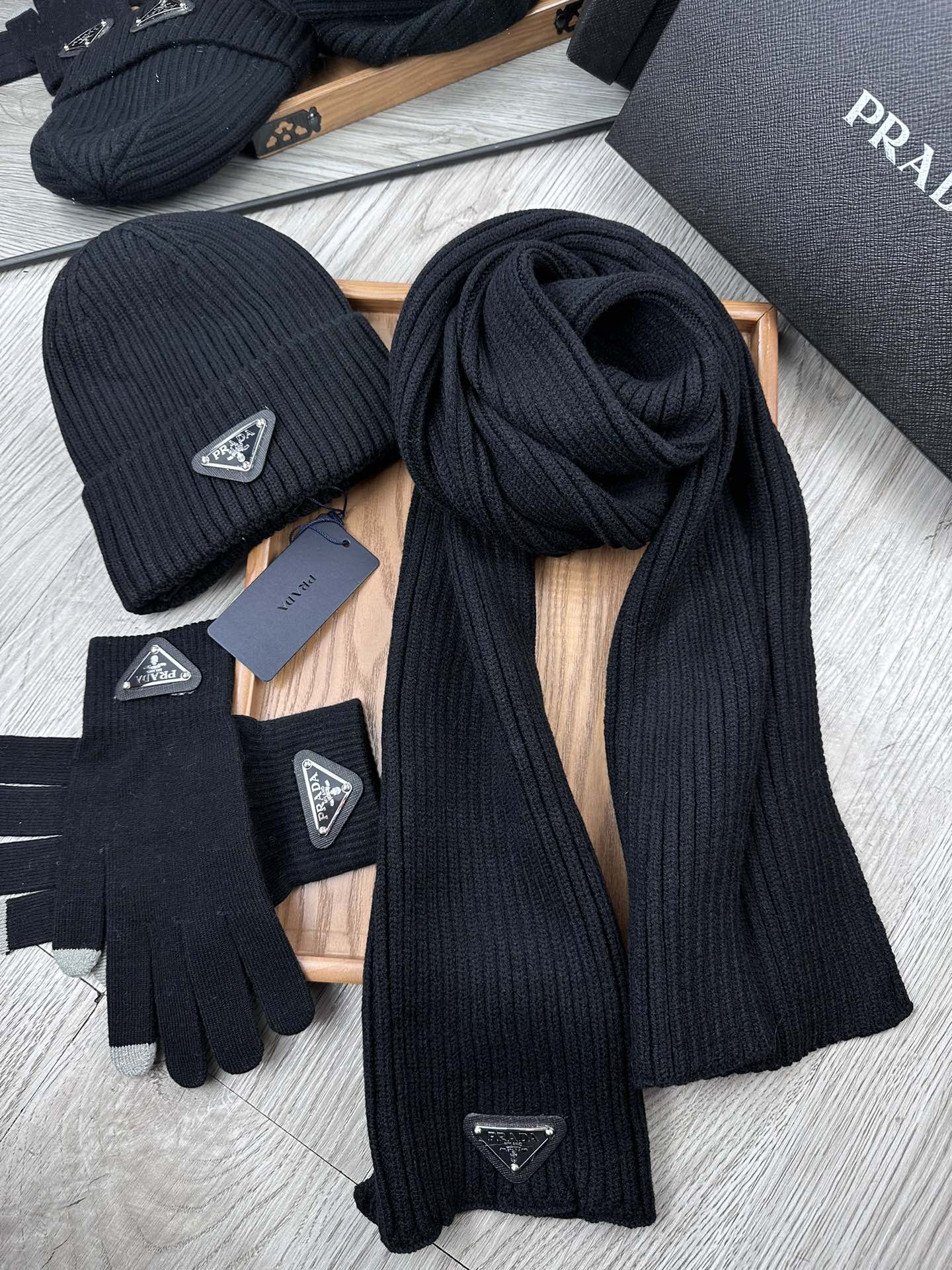 THREE-PIECES SET IN BLACK WOOL AND ACRYLIC 406558