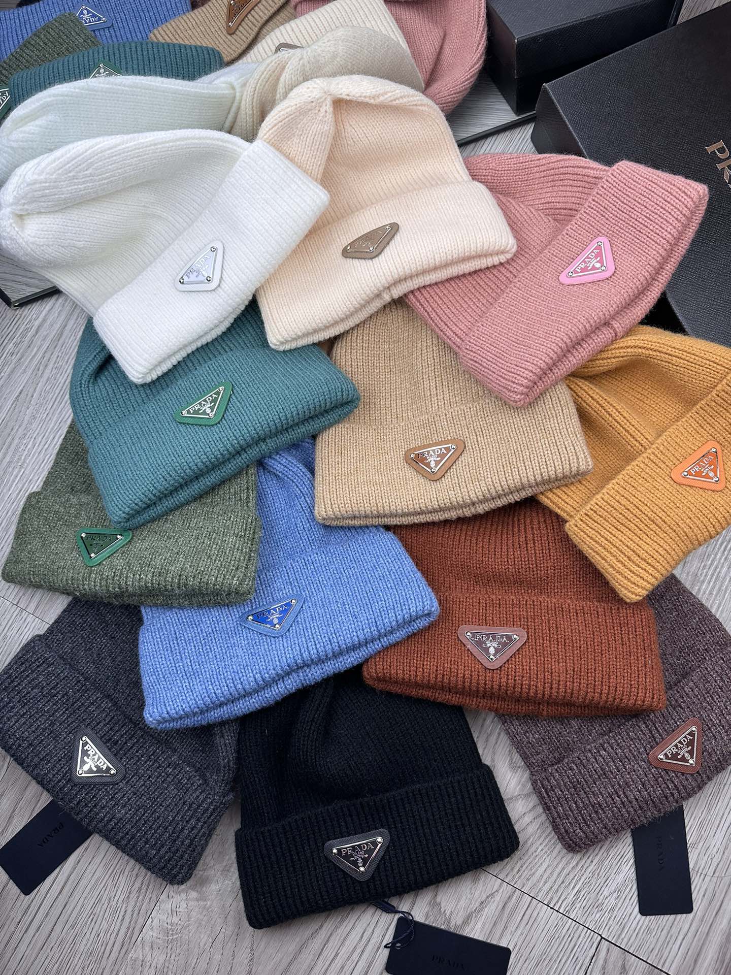BEANIE HAT IN UMBER BROWN WOOL 332398