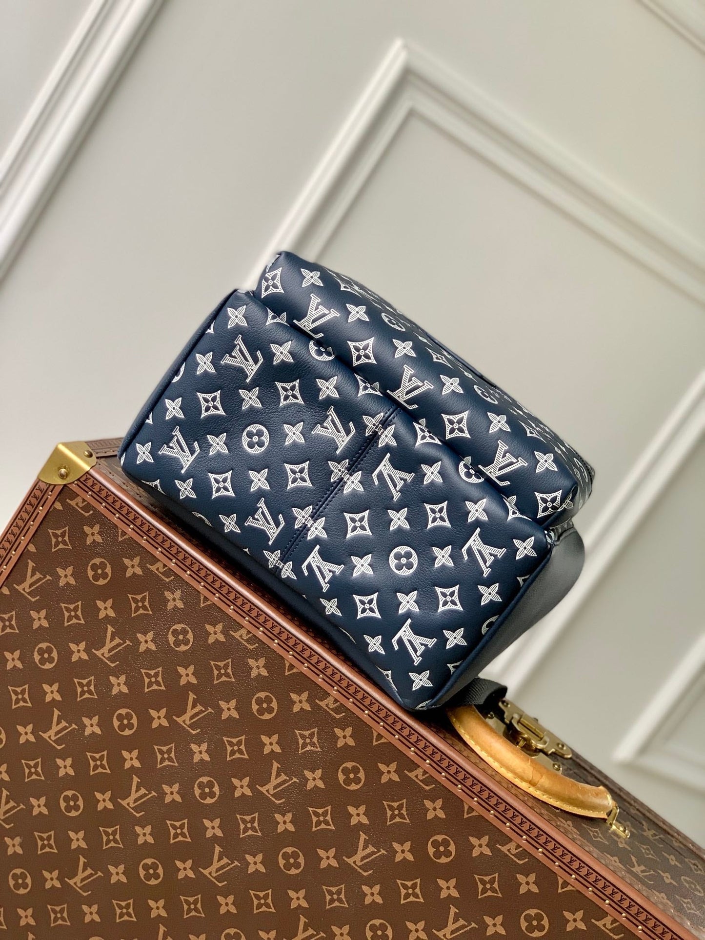 DISCOVERY PM BACKPACK 38 IN NAVY BLUE LAMBSKIN WHITE MONOGRAM LOGO