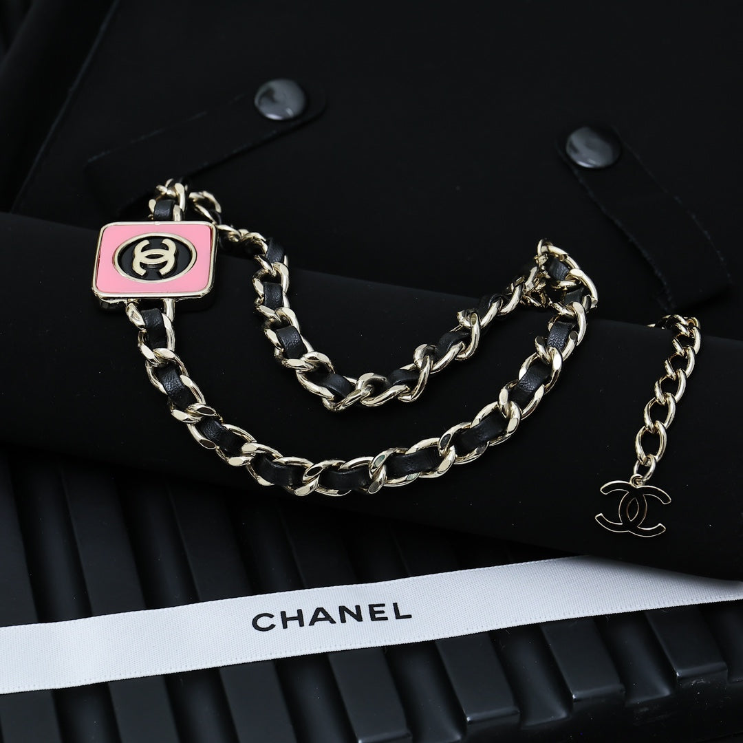 CHAIN CHOKER IN GOLD-PLATED METAL WITH  LEATHER THROUGH LINKS
