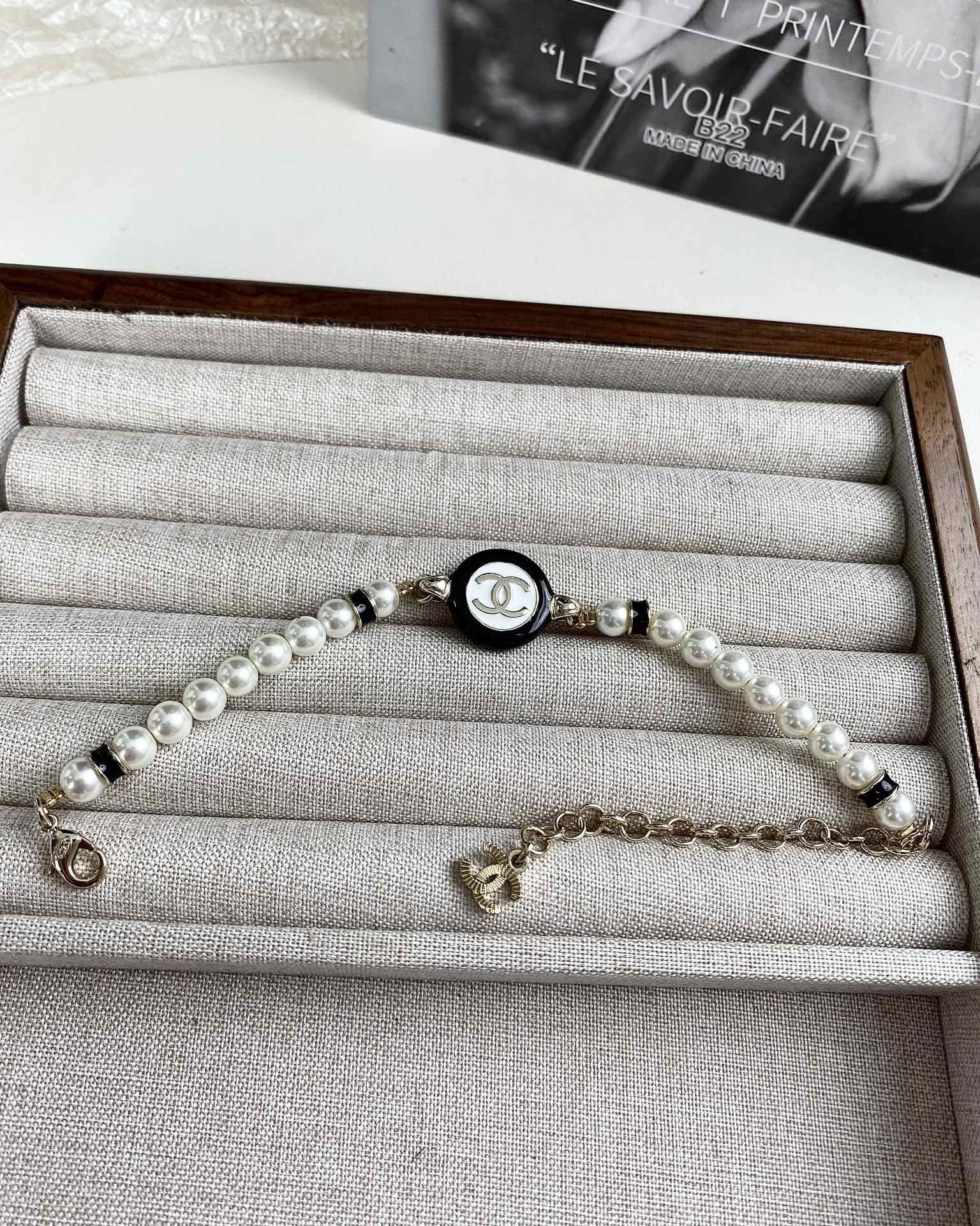 CLASSIC CC PEARL CHAIN NECKLACE WITH IMITATION PEARLS BLACK RESIN