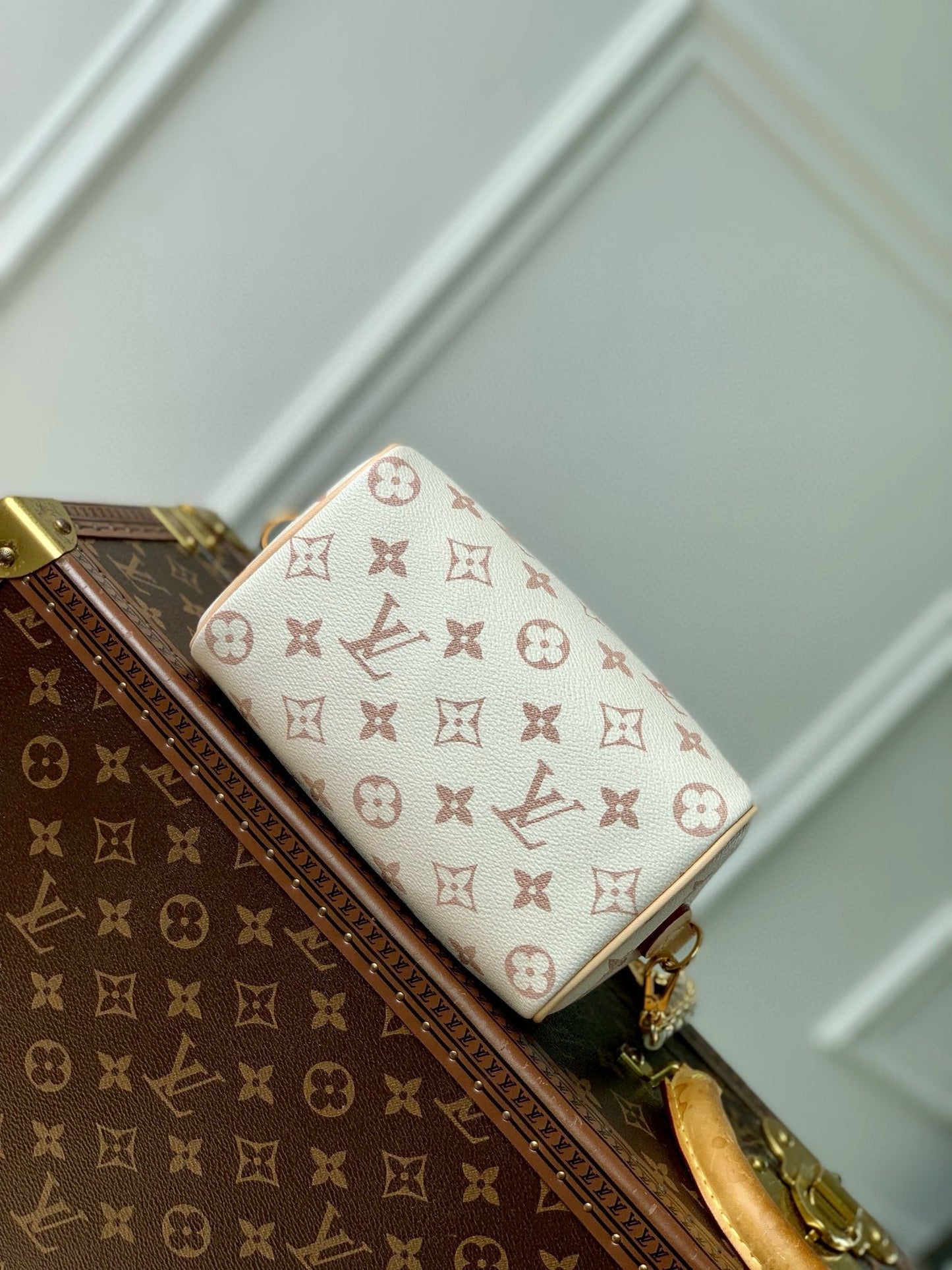 MINI SPEEDY BAG GREEN CHARM 18 IN LIGHT BROWN MONOGRAM DUNE COATED CANVAS