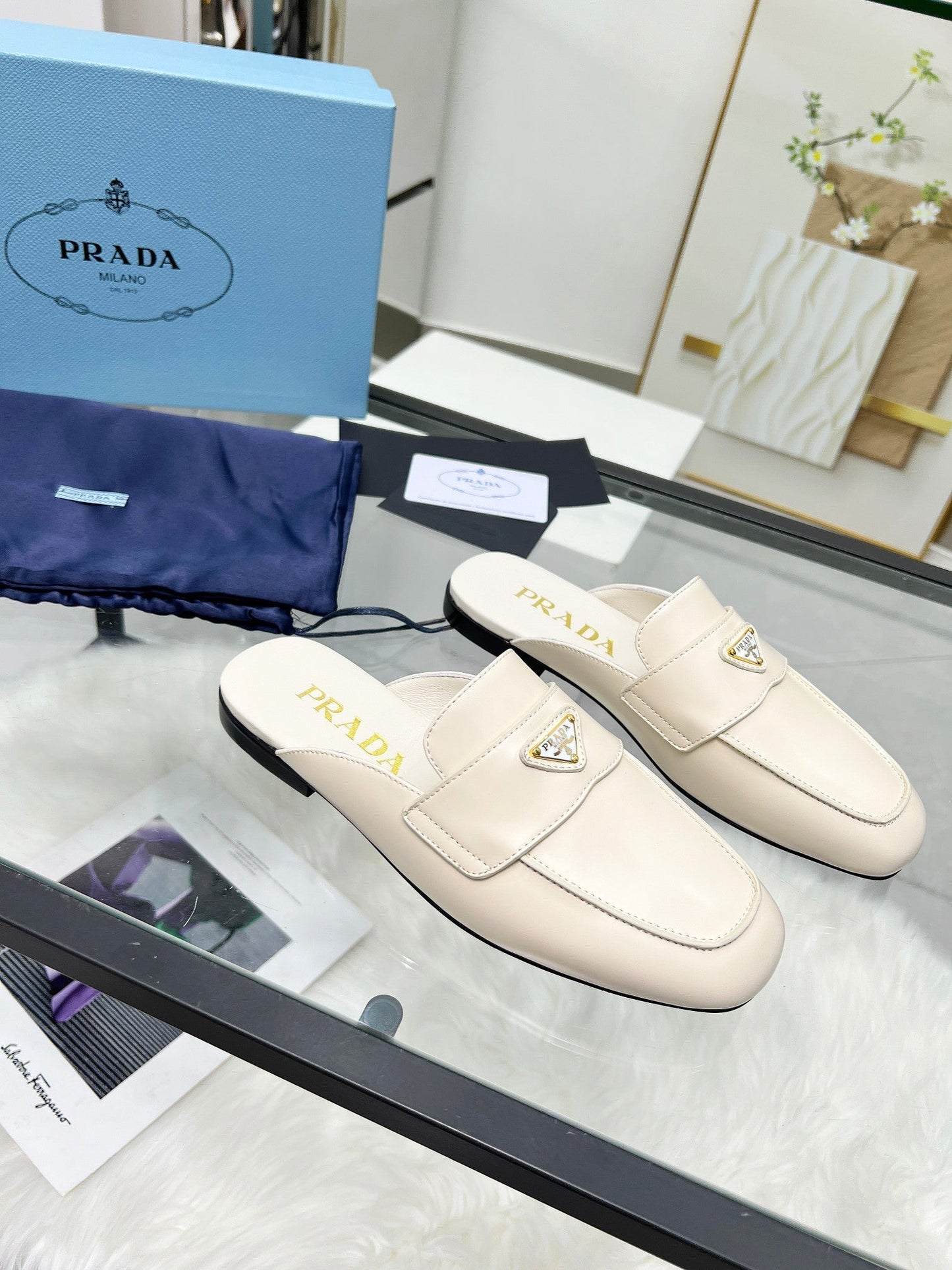 TRIANGLE LOGO MULES IN WHITE CALFSKIN