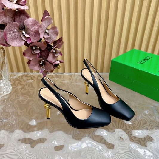 KNOT PUMP 9 CM IN BLACK CALFSKIN WITH GOLD FINISHED METAL HEEL
