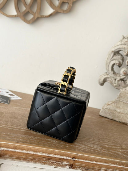 MINI VINTAGE COSMETIC BAG 11 IN BLACK SHINY CALFSKIN GOLD HARDWARE