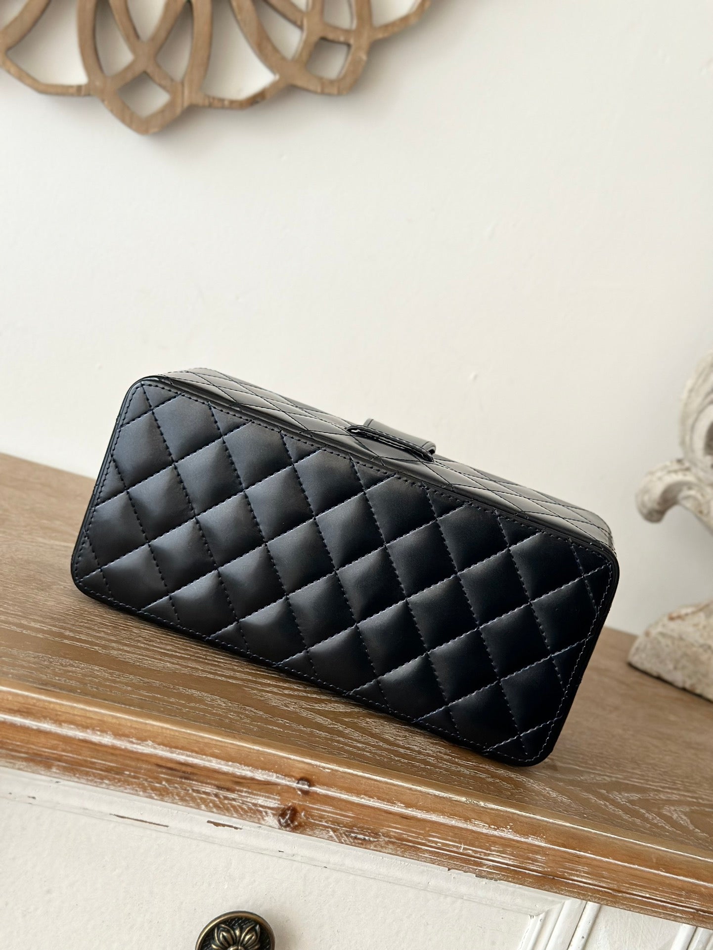 VINTAGE COSMETIC BAG 22 IN BLACK SHINY CALFSKIN GOLD HARDWARE