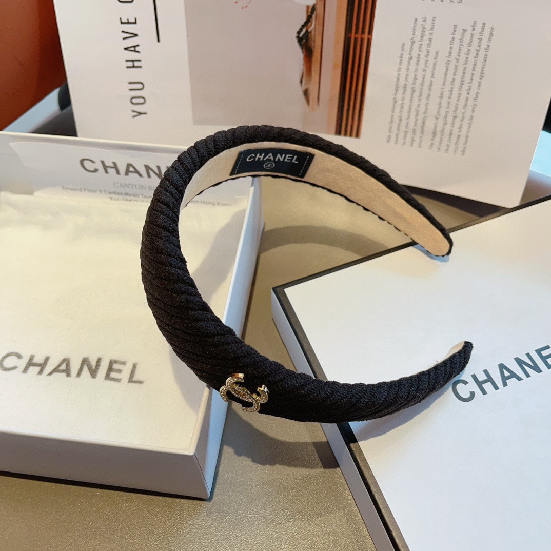 BLACK FABRIC HAIRBAND WITH GOLD LOGO 414437