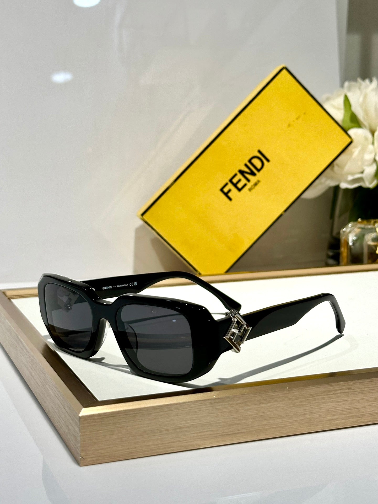 ROMA RECTANGULAR FRAME SUNGLASSES FE40151U IN ACETATE