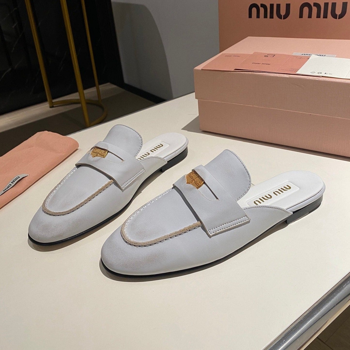 MULES SLIPPERS WHITE COWHIDE WITH GOLD COIN