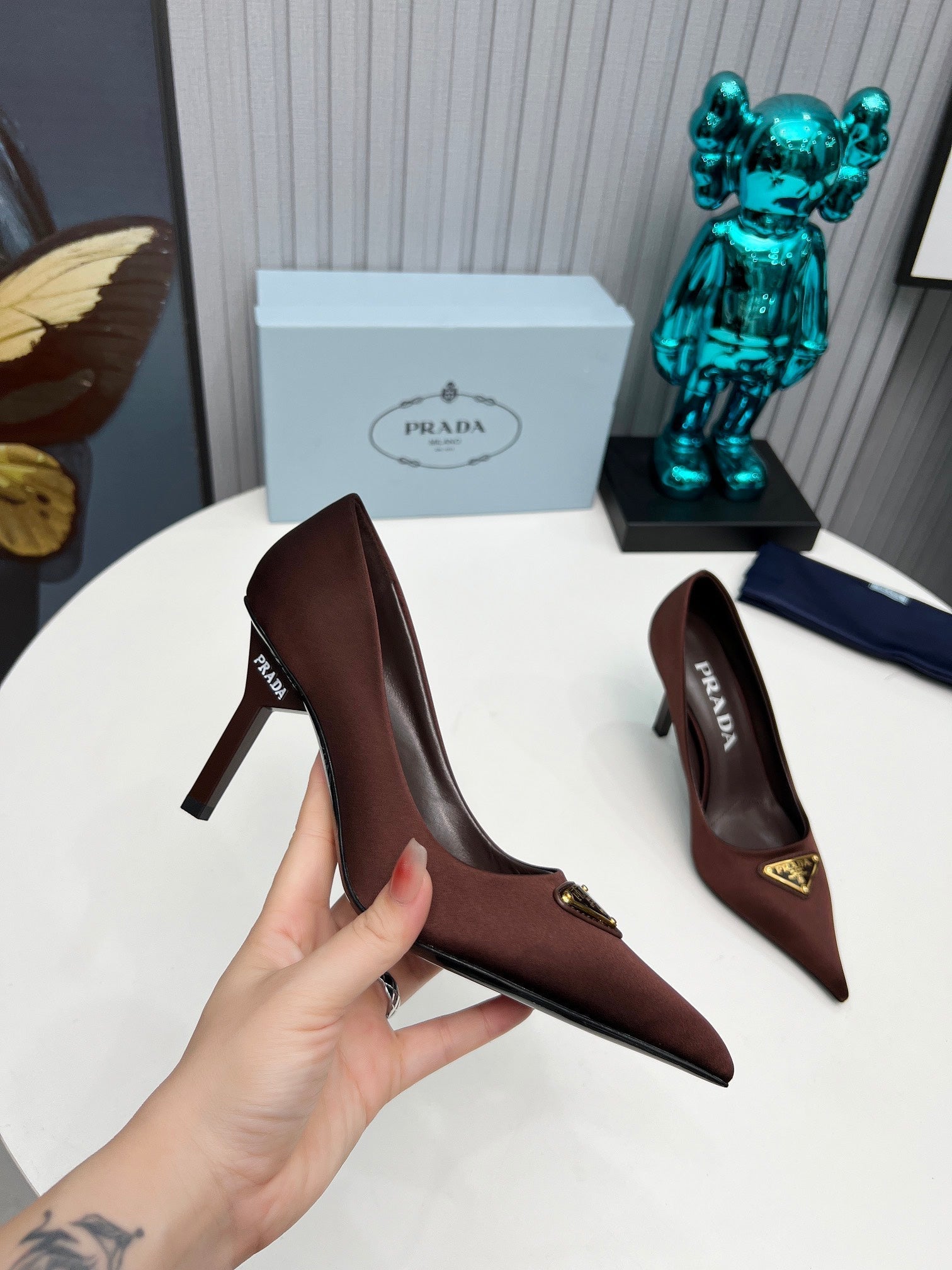 HIGH-HEEL PUMPS IN CHOCOLATE BROWN SATIN