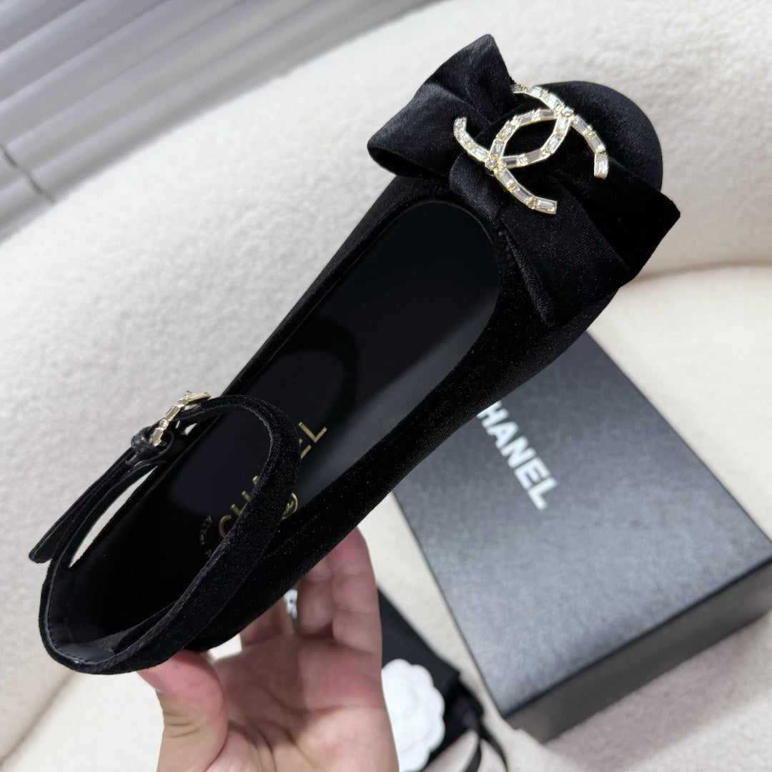 MARY JANE SHOES IN BLACK VELVET