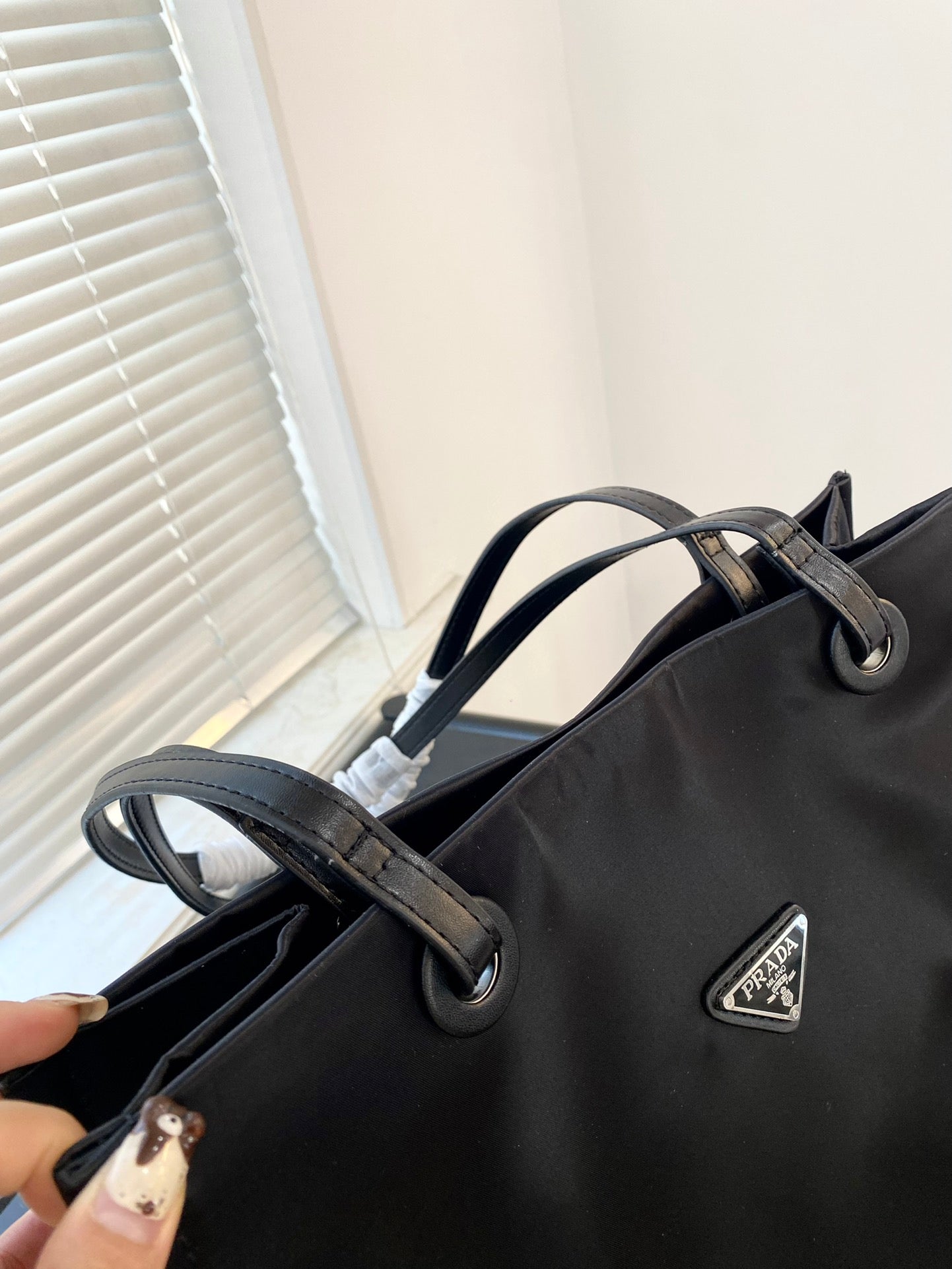 MEDIUM TOTE BAG 36 IN BLACK RE-NYLON FABRIC