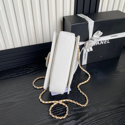 RETRO STYLE FLAP BAG 19 IN WHITE GRAINED CALFSKIN GOLD HARDWARE