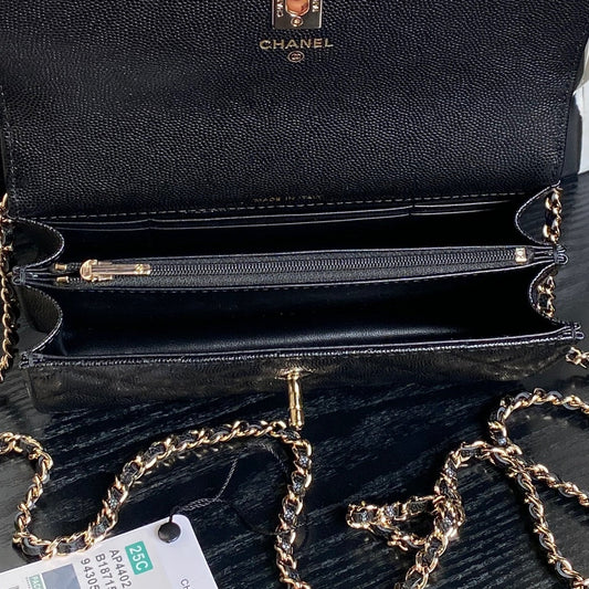 25C FLAP BAG 18 IN BLACK SHINY GRAINED CALFSKIN GOLD HARDWARE