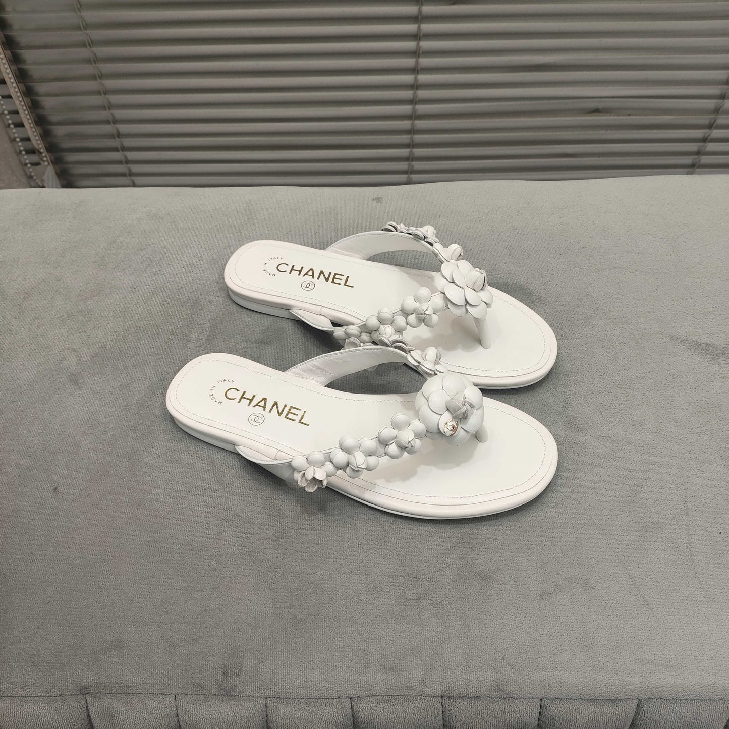 THONG SLIPPERS CAMELLIA IN WHITE CALFSKIN